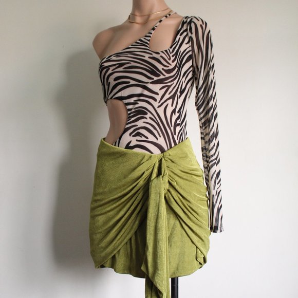 🆕️It Girl Collection// Green Skirt - Picture 3 of 11